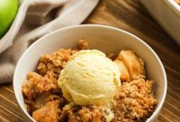 Homemade Apple Crisp with Cinnamon Oat Topping