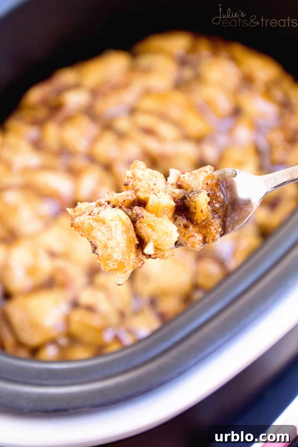 Crock-Pot-Caramel-Apple-Rolls-Bite