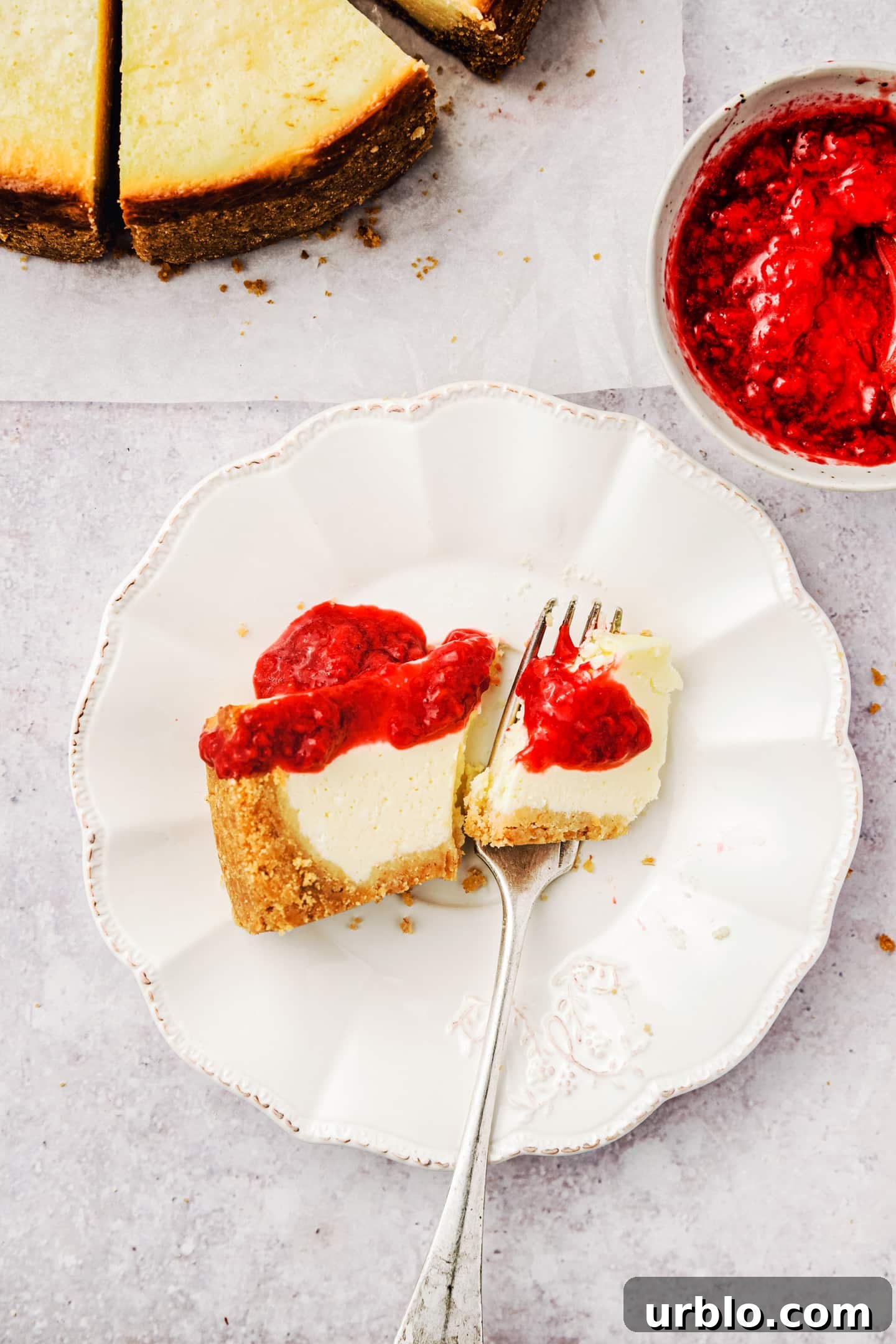 New york cheeesecake Part de cheesecake dans une assiette avec du coulis de fruits