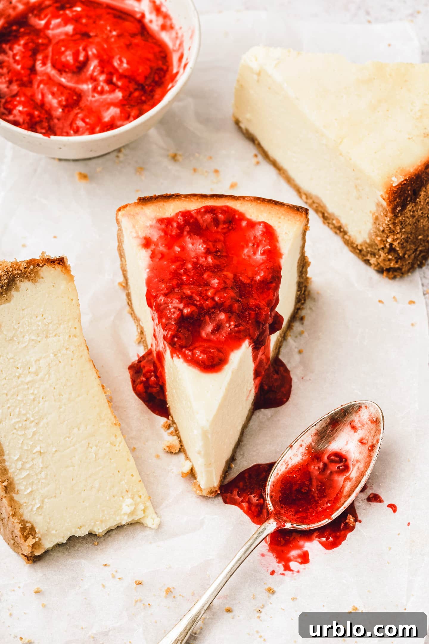 Recette du New York Cheesecake Parts de cheesecake avec du coulis de fruit
