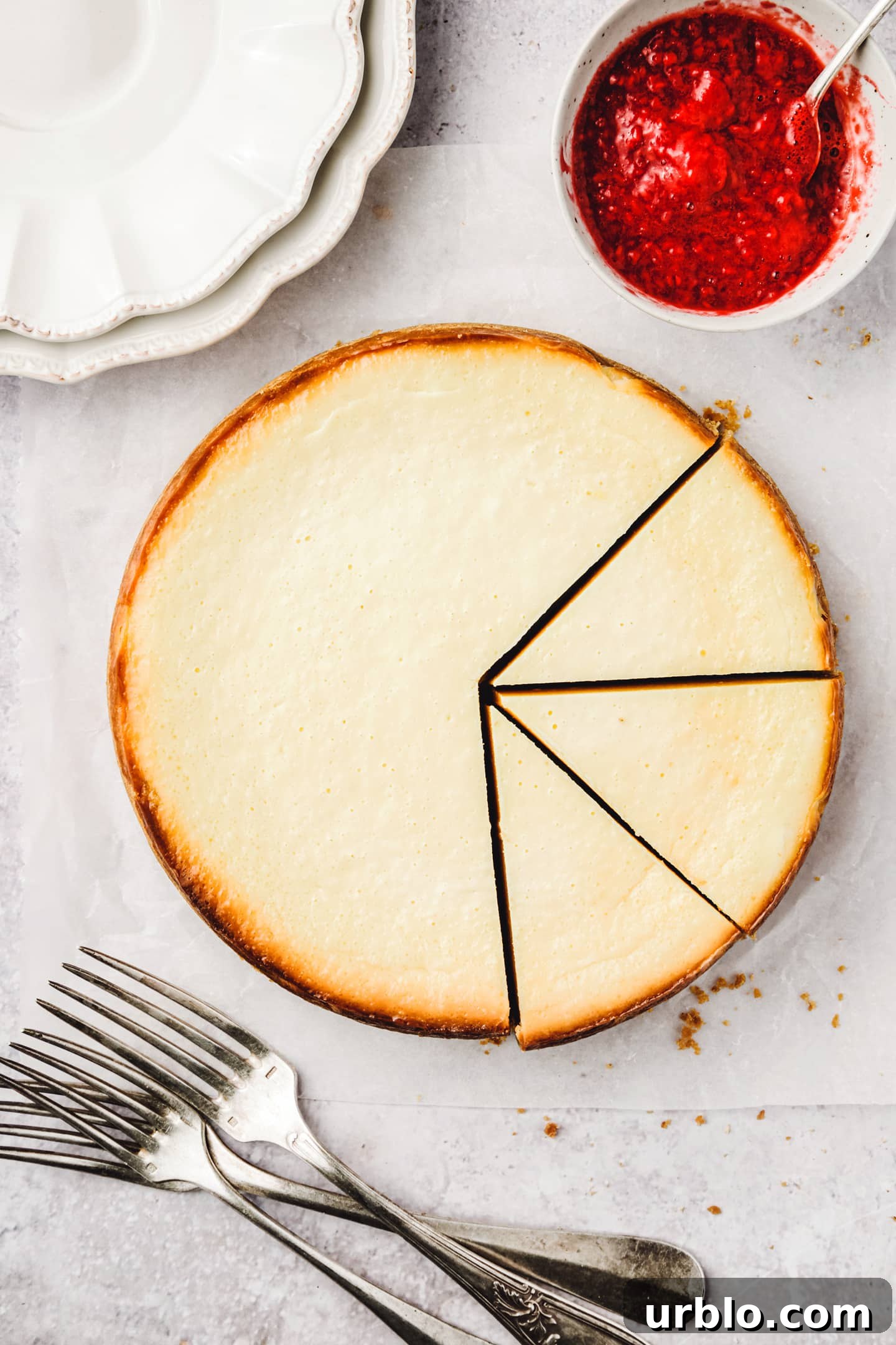 New York Cheesecake Recipe: Classic Creamy Slice Guide 2 Cheesecake coupé sur une table